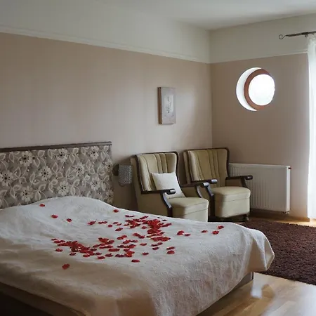 Bed & Breakfast Dworek Biesiadny *