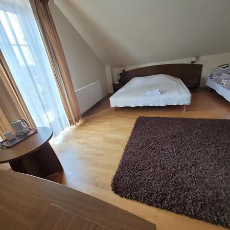Bed & Breakfast Dworek Biesiadny