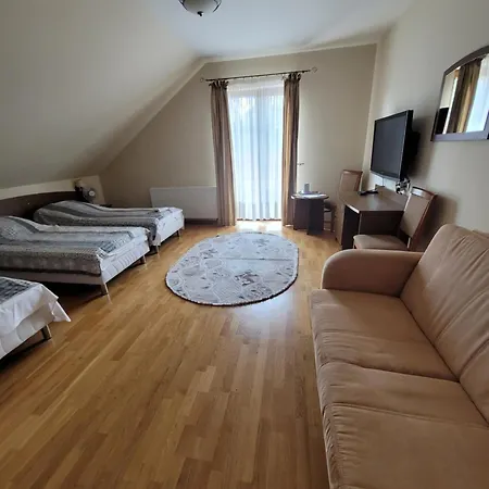 Dworek Biesiadny B&B