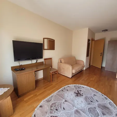 Dworek Biesiadny Bed & Breakfast 3*