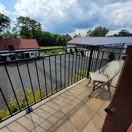 Bed & Breakfast Dworek Biesiadny *