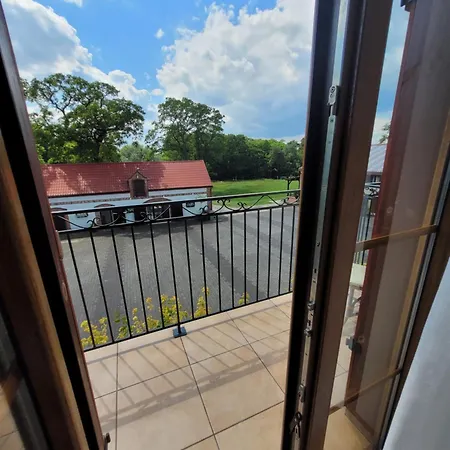 Dworek Biesiadny Oda ve Kahvaltı Radzewice