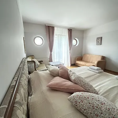 Dworek Biesiadny Oda ve Kahvaltı 3*