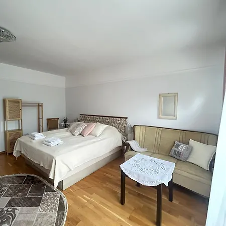 Bed & Breakfast Dworek Biesiadny 3*