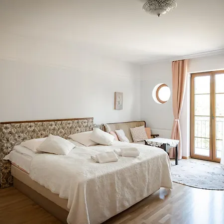 Dworek Biesiadny Bed & Breakfast 3*