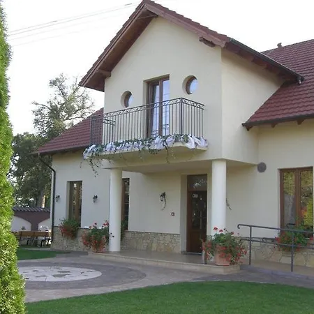 Dworek Biesiadny Bed & Breakfast *