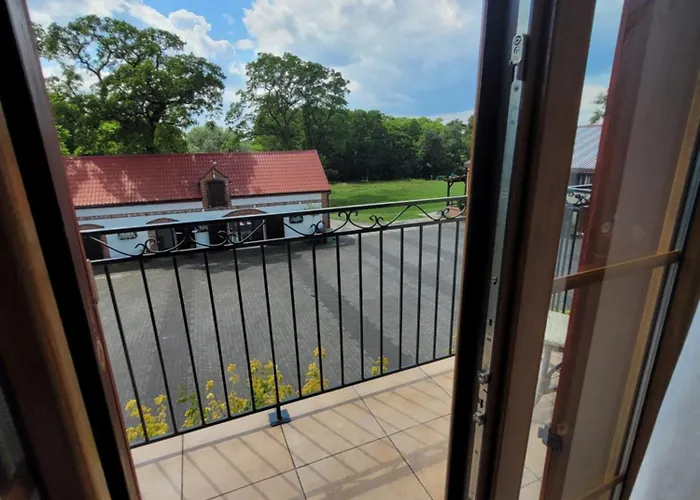 Dworek Biesiadny Bed & Breakfast Radzewice