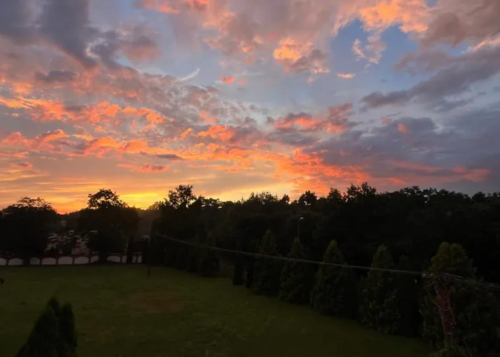 Dworek Biesiadny Bed & Breakfast Radzewice